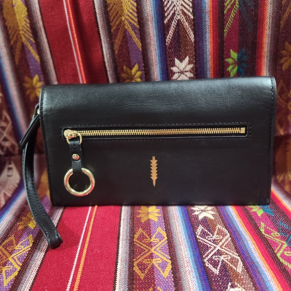 Thacker Eve Crossbody Wallet In Black